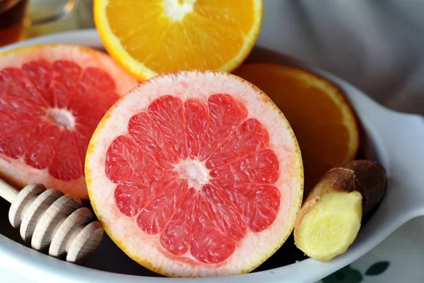 Colazione al tavolo con pompelmo, arancia, limone e zenzero . — Foto Stock