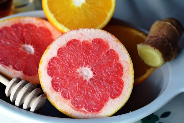 Colazione al tavolo con pompelmo, arancia, limone e zenzero . — Foto Stock