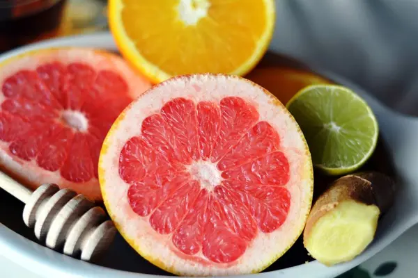 Frukost tabellen arrangemanget med grapefrukt, apelsin, citron och ingefära. — Stockfoto