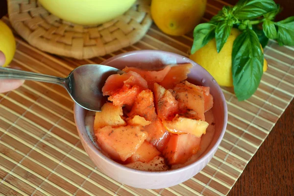 Healthy breakfast ripe chopped papaya with cottage cheese on a bowl on a wooden table. — Stock Photo, Image