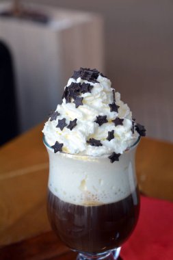 Cam bardak krem şanti ile Viyana kahve.