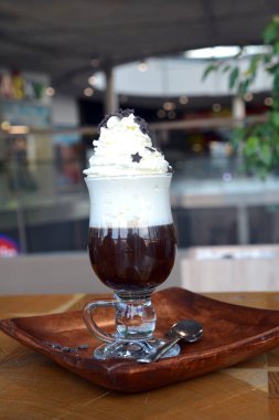 Cam bardak krem şanti ile Viyana kahve.