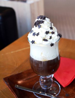 Cam bardak krem şanti ile lezzetli sıcak Viyana kahve.