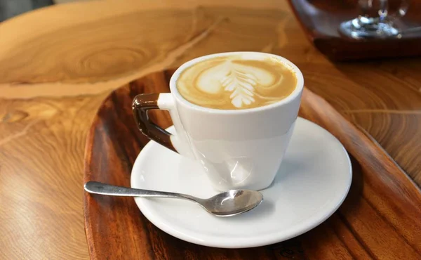 Tasse Schäumenden Cappuccino Auf Einem Teller Auf Einem Holztisch — Stockfoto