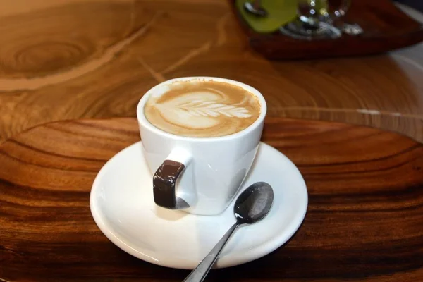 Xícara Cappuccino Espumoso Uma Chapa Uma Mesa Madeira — Fotografia de Stock