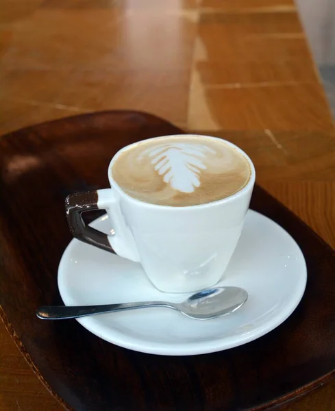 Tasse Schäumenden Cappuccino Auf Einem Teller Auf Einem Holztisch — Stockfoto