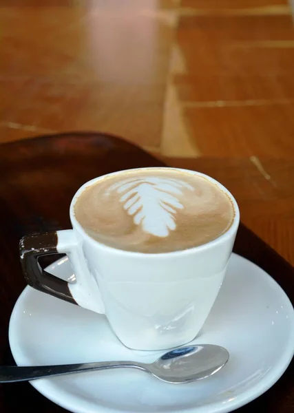 Tasse Schäumenden Cappuccino Auf Einem Teller Auf Einem Holztisch — Stockfoto