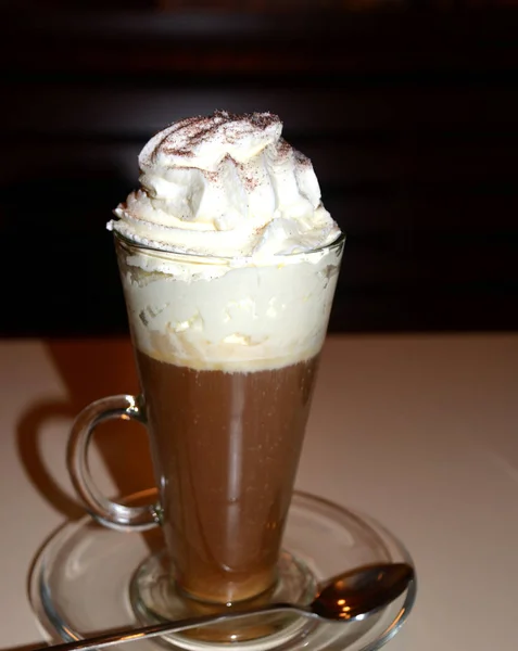 Delicioso Café Vienés Caliente Taza Vidrio Con Crema Batida — Foto de Stock