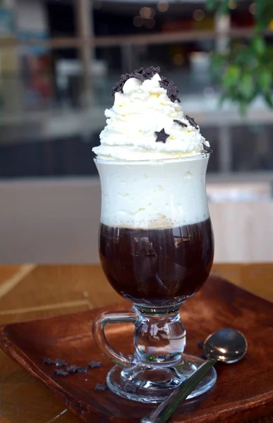 Heerlijke Warme Weense Koffie Glazen Beker Met Slagroom — Stockfoto