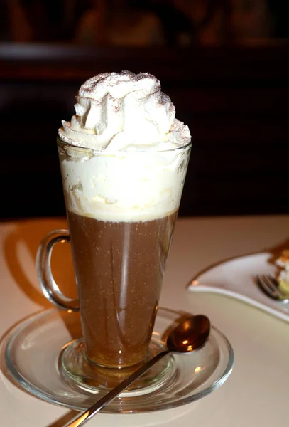 Heerlijke Warme Weense Koffie Glazen Beker Met Slagroom — Stockfoto