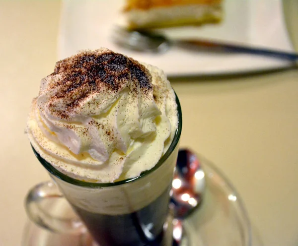 Café Vienés Con Crema Batida Taza Vidrio —  Fotos de Stock