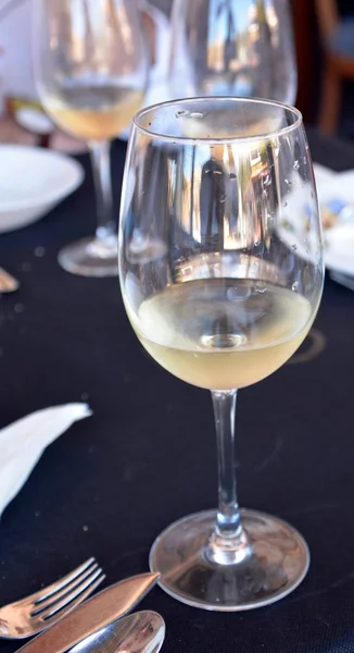 Celebração Com Copo Vinho Branco Fundo Preto Restaurante — Fotografia de Stock