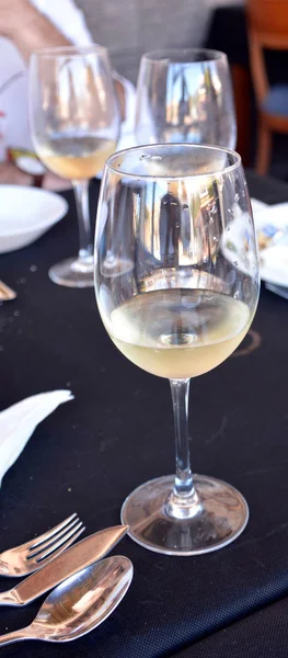 Feest Met Glas Witte Wijn Een Zwarte Achtergrond Een Restaurant — Stockfoto