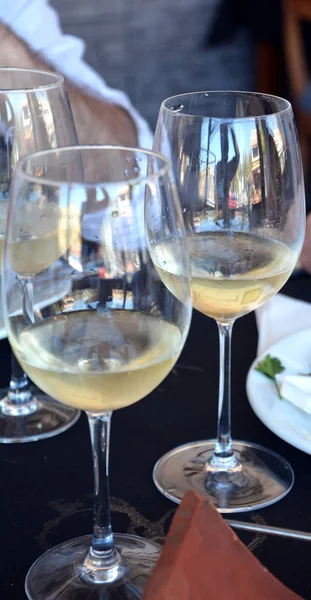 Bir restoran siyah bir arka planda beyaz şarap gözlük ile kutlama.