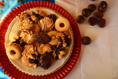 Görüntü Noel çerezleri üzerinde kırmızı bir plaka üzerinde bir tablo kadar güzel yakın.