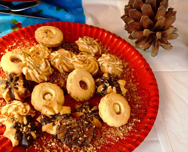 Lovely Close Image Christmas Cookies Red Plate Table — Stock Photo, Image