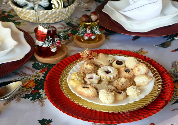 Bella Immagine Ravvicinata Biscotti Natale Decorati Piatto Tavolo — Foto Stock