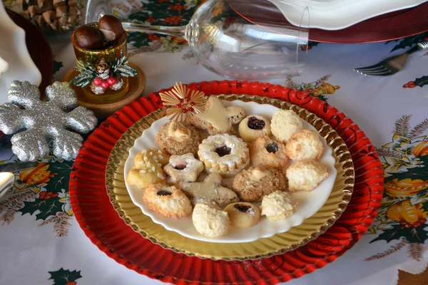 Encantador Feche Imagem Biscoitos Natal Decorados Uma Chapa Uma Mesa — Fotografia de Stock