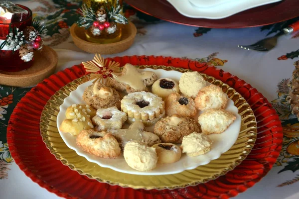 用坚果 果酱和椰子装饰在桌子上的盘子上的圣诞饼干 — 图库照片