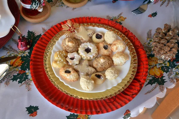 Galletas Navidad Con Nueces Mermelada Coco Decoradas Plato Sobre Una — Foto de Stock