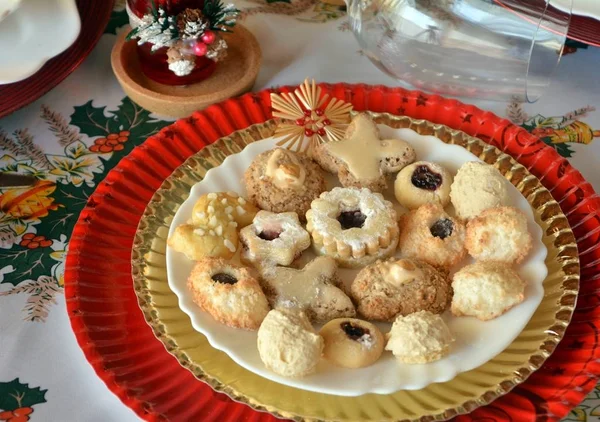 Encantador Feche Imagem Biscoitos Natal Decorados Uma Chapa Uma Mesa — Fotografia de Stock