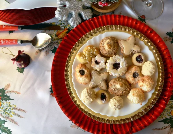 Encantador Feche Imagem Biscoitos Natal Decorados Uma Chapa Uma Mesa — Fotografia de Stock