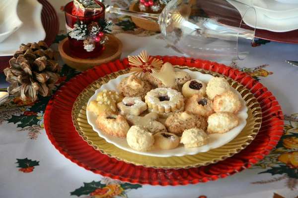 Bella Immagine Ravvicinata Biscotti Natale Decorati Piatto Tavolo — Foto Stock