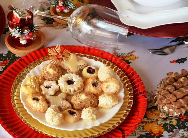 Biscoitos Natal Uma Chapa Uma Mesa Decorada Sobremesa Biscoitos Prato — Fotografia de Stock