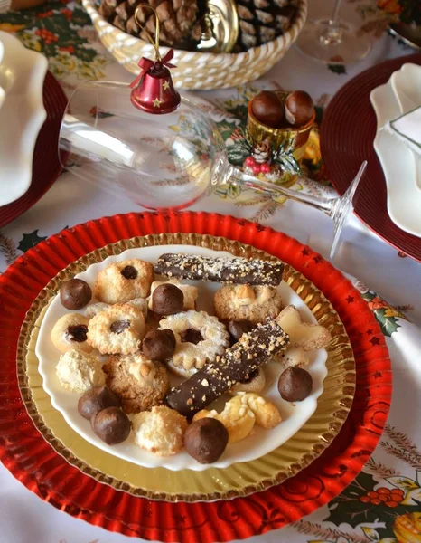 Biscoitos Natal Uma Chapa Uma Mesa Decorada Sobremesa Biscoitos Prato — Fotografia de Stock
