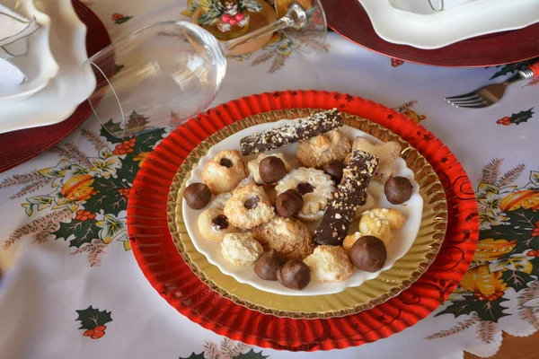 Biscotti Natale Piatto Tavolo Decorato Dessert Biscotti Piatto Perfetto Festeggiare — Foto Stock