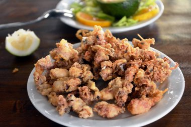 Kalamar, kalamar limon ile derin yağda kızartılmış. İspanyol yemeği. 