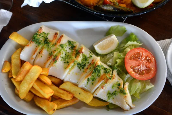 Gegrillte Tintenfische Gemüse Und Pommes Nahaufnahme — Stockfoto