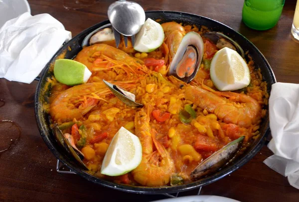 Egy Rakott Friss Paella Kerül Felszolgálásra Hagyományos Spanyol Ételeket — Stock Fotó