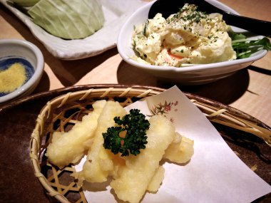 Japon derin kızarmış peynir lezzetli patates salatası ile sopa.