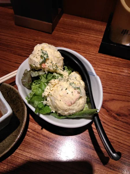 Heerlijke Japanse Gerechten Aardappelsalade Een Witte Bowl — Stockfoto