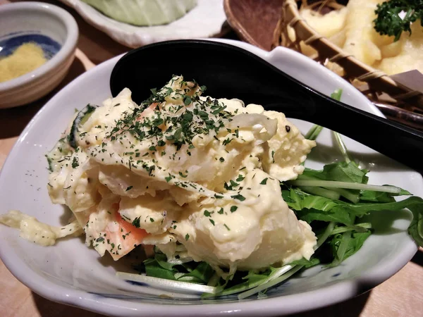 Deliciosa Cozinha Japonesa Salada Batata Uma Tigela Branca — Fotografia de Stock