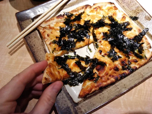 Bir Restoran Masasına Japon Lezzetli Pizza Yemek — Stok fotoğraf