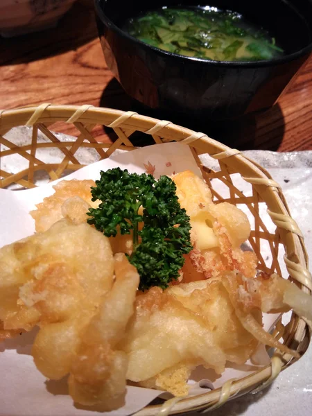 Des Bâtonnets Japonais Fromage Frit Sur Panier Sur Une Table — Photo