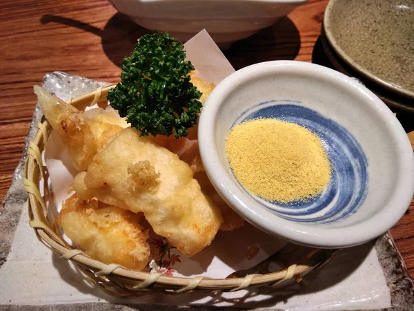 Japon Derin Kızarmış Peynir Bir Sepet Bir Restoran Tablo Üzerinde — Stok fotoğraf