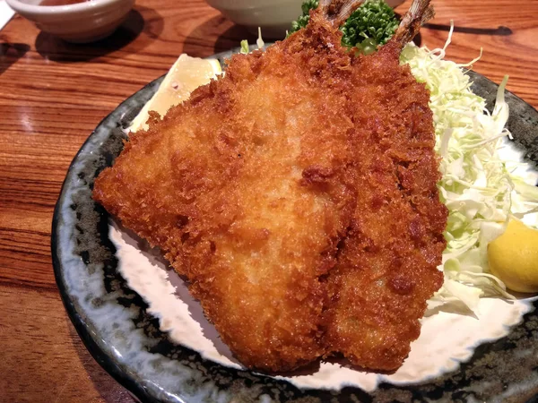 Νόστιμο Ιαπωνικά Τρόφιμα Φρέσκο Λάχανο Που Σερβίρεται Βαθιά Τηγανητά Ψάρια — Φωτογραφία Αρχείου