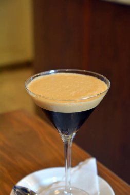 Kafede bir bardakta servis edilen lezzetli İrlandalı kahve.