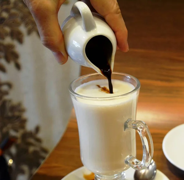 Stilul Italian Mâna Femeii Pune Cafeaua Laptele Fierbinte Ceașcă Sticlă — Fotografie, imagine de stoc