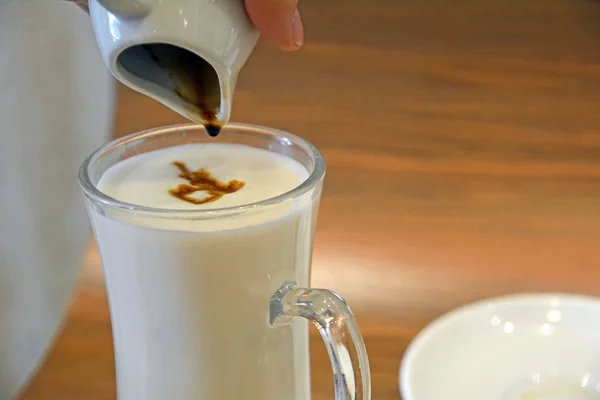 Mână Femeie Pune Cafeaua Laptele Fierbinte Ceașcă Sticlă — Fotografie, imagine de stoc