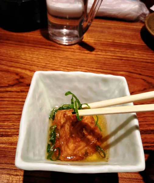 Japonés Delicioso Snack Takoyaki Pulpo Bola Tazón Una Mesa Restaurante —  Fotos de Stock