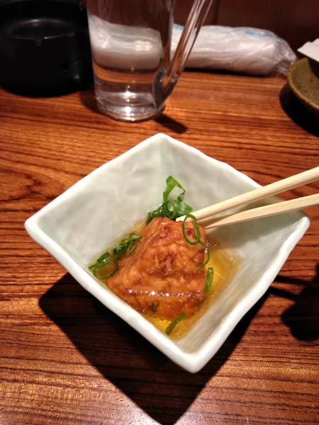 日本美味小吃烤章鱼丸章鱼球在餐厅桌上的碗上 — 图库照片