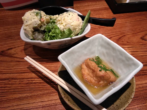 Japanse Keuken Traditionele Gerechten Poffertjespan Octopus Bal Een Witte Kom — Stockfoto