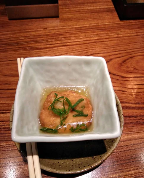 Japanse Keuken Traditionele Gerechten Poffertjespan Octopus Bal Een Witte Kom — Stockfoto