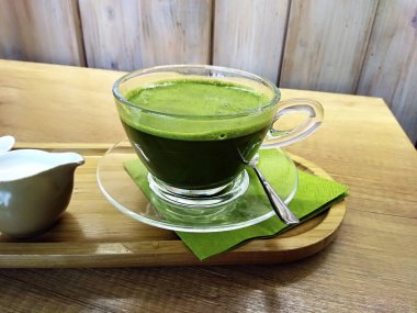 Matcha tea latte. Cam bardakta organik yeşil çay.. 