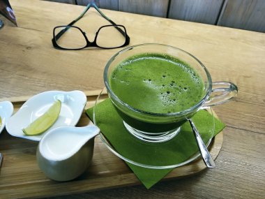 Matcha tea latte. Cam bardakta organik yeşil çay.. 