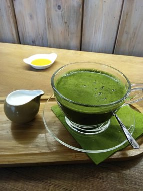 Matcha tea latte. Cam bardakta organik yeşil çay.. 